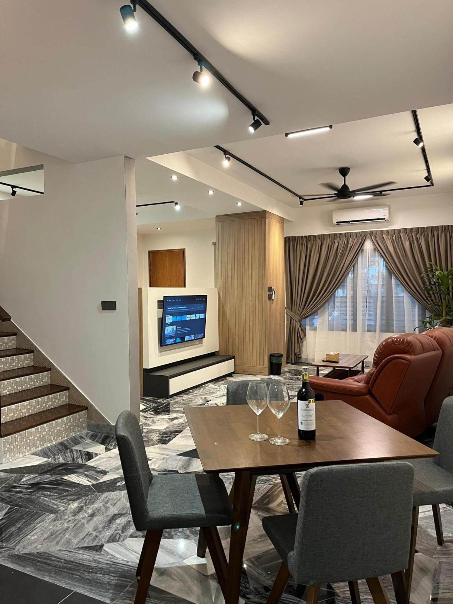 Traveller's For 10 Pax Holiday home *
